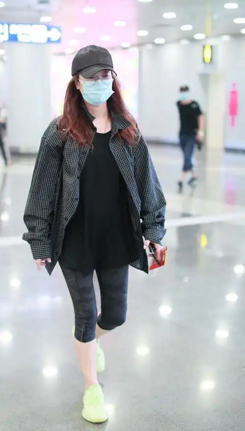 玲花身材原来还挺好,穿破边短裤秀长腿,一身黑越看越瘦