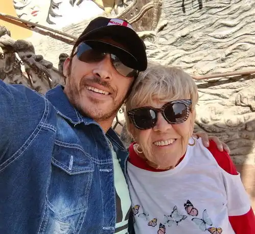 外国81岁奶奶嫁给36岁男子,担心死前无法再与小情人重聚