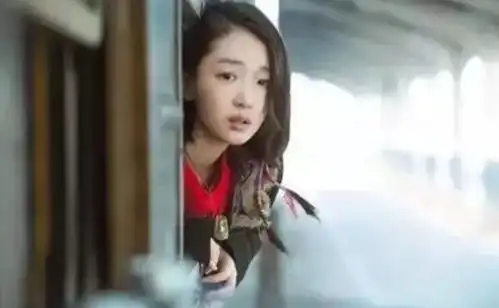影后周冬雨表面单纯小白兔,私下生活混乱,不拉窗帘玩游戏