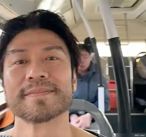 香港男星留胡须变沧桑大叔,坐公交车无人认识,55岁仍渴望生小孩