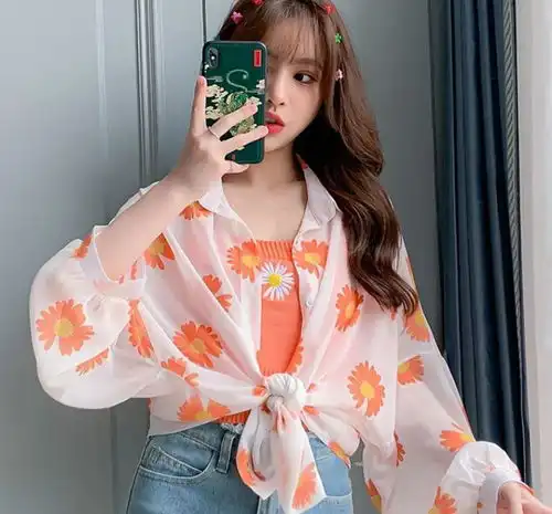 不要等到晒黑了才后悔,看我小姨身上穿的防晒衣,时尚又清凉