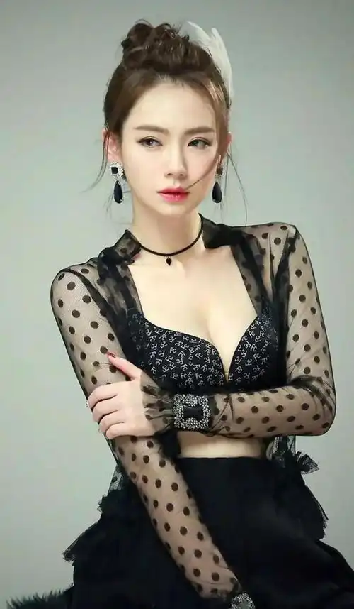 美女明星戚薇高清写真图集,顾盼生辉,光艳逼人