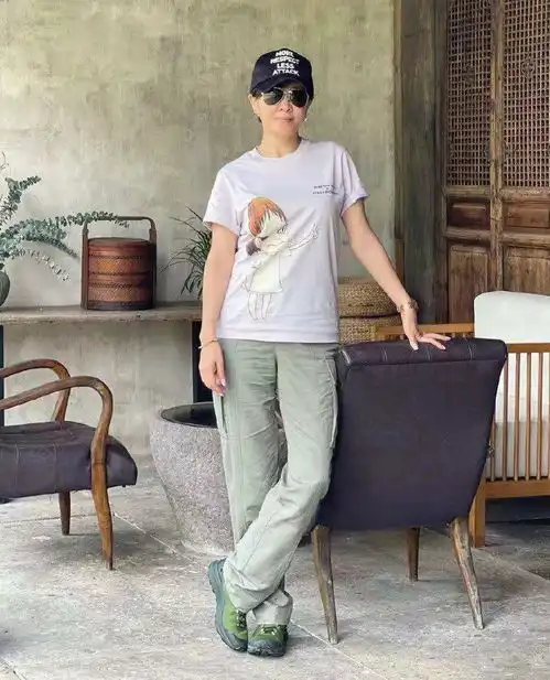 梁朝伟夫妻跟老艺术家合影,现场照都真实的老了,刘嘉玲有肚腩