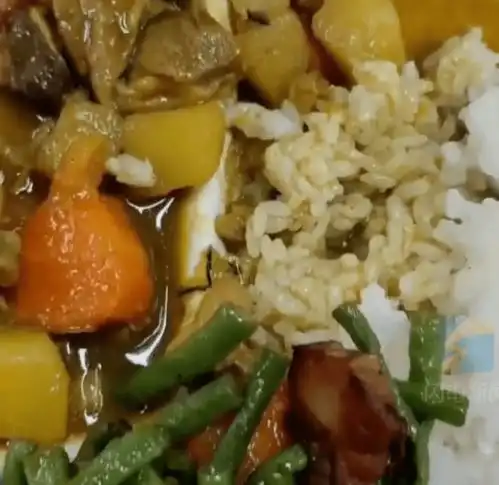 男生在主打干净的食堂饭菜里吃出净字