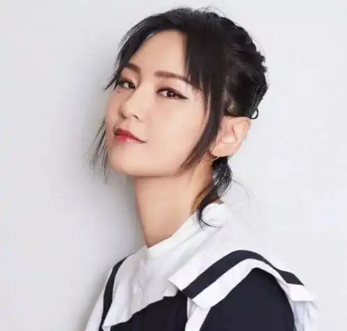 单眼皮女生很多,但画上眼妆的她为什么这么酷