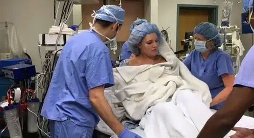 男人变性为女人,接受隆胸手术,痛苦不堪