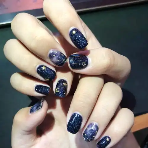 六月,什么美甲色能带来好运