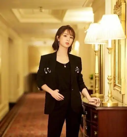 杨紫开始耍帅是受李现影响黑西装短发,女粉直呼被掰弯