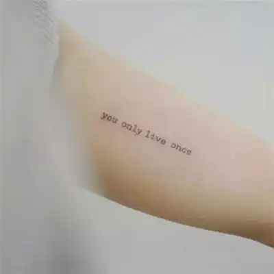 女生手臂纹身头像简约范的英文字母小纹身图片9p