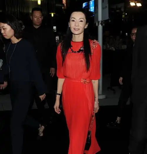 55岁张曼玉如今真老了,穿红色纱裙很优雅,仍然精致优雅又华丽连衣裙