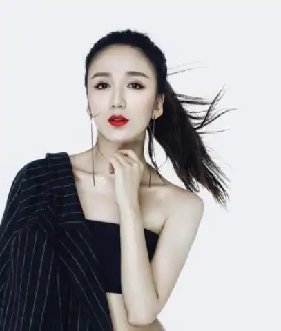 她才32岁脸就崩了却拒绝承认整容,如今满脸硅胶感垮成了假人