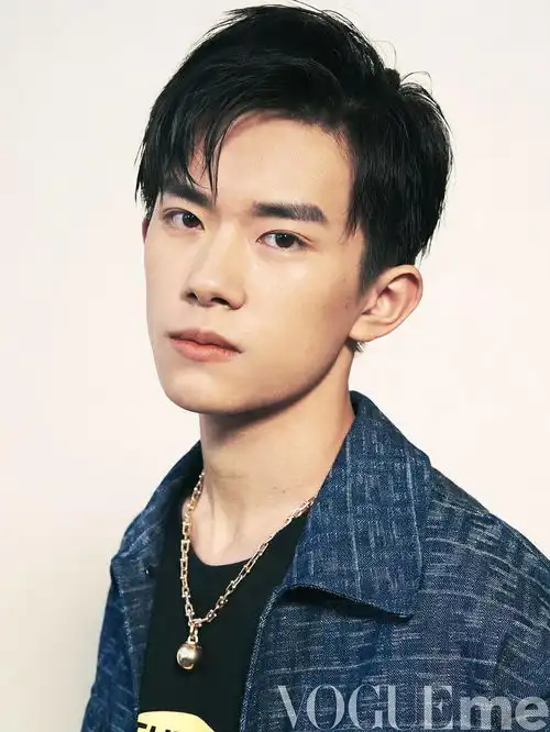 9年4张牌登顶娱乐圈,易烊千玺顶流之路揭秘