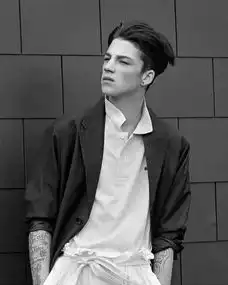 寻好看的男性人物头像图片做qq头像