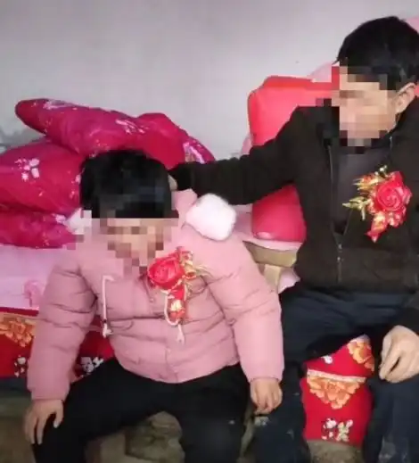 河南智障女嫁给55岁大叔,母亲身穿红衣一脸喜气,但我骂不出来