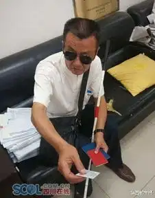 男子装瞎全国骗救助大摇大摆地走进卫生间变成瞎子