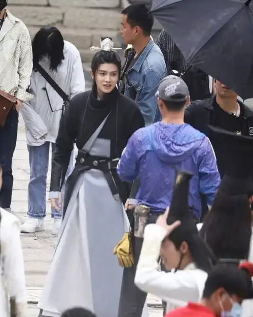 驭鲛记曝搞笑版路透迪丽热巴被捏脸,任嘉伦表演做法太可爱