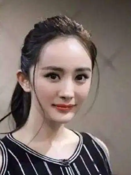 热巴也逐渐幂化自信卸眼妆直播,连发际线都变成杨幂同款