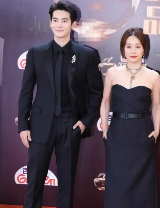 品质盛典佟丽娅脸僵,马伊琍险走光,男明星黑西装统统撞衫