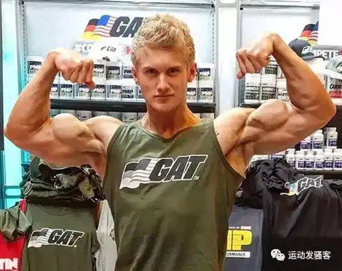 几年不见当刮目相看,麻杆男蜕变成肌肉霸,让众人羡慕至极