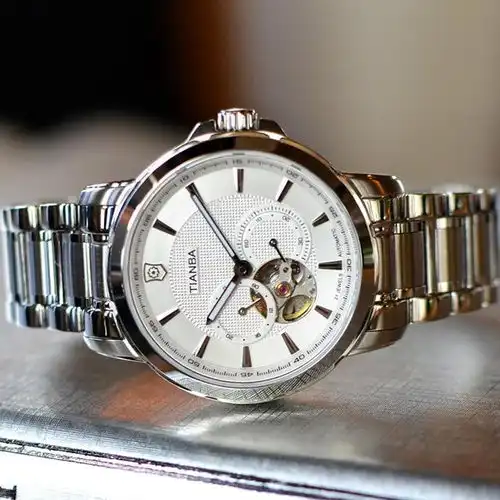 除夕看春晚,也不忘给自己买个精致手表,春节聚会戴特别有体面