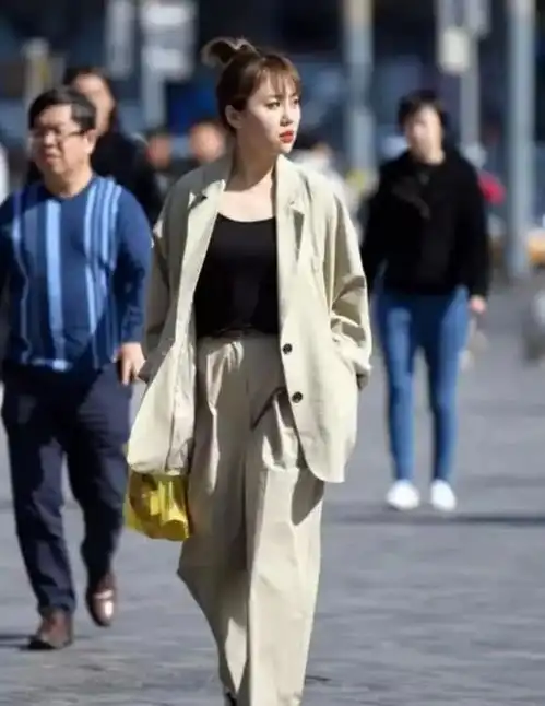 气质清纯的美女,一件白色短袖配百褶裙,美丽大方漂亮