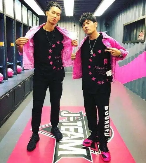 穿粉色也能如此有男人味周杰伦新代言形象太man了