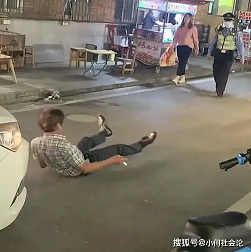 广东一男子醉酒后当街撒泼,当民警面用头撞车称要碰瓷,结局亮了