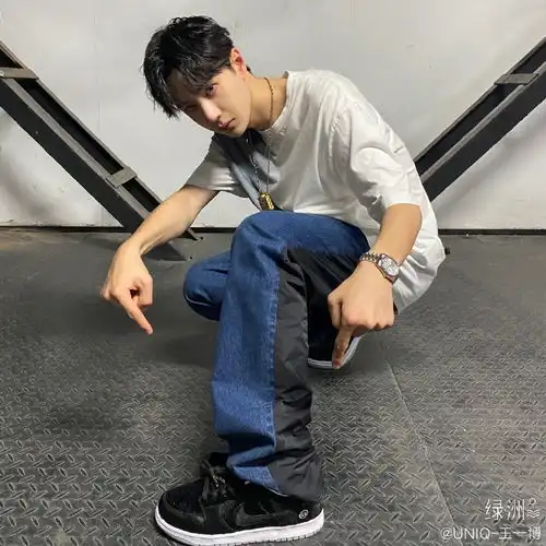 工作室庆王一博出道6周年晒背影照身姿挺拔男人味十足