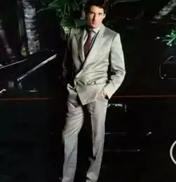 品味不好就算了,但你穿衣服起码要合身啊