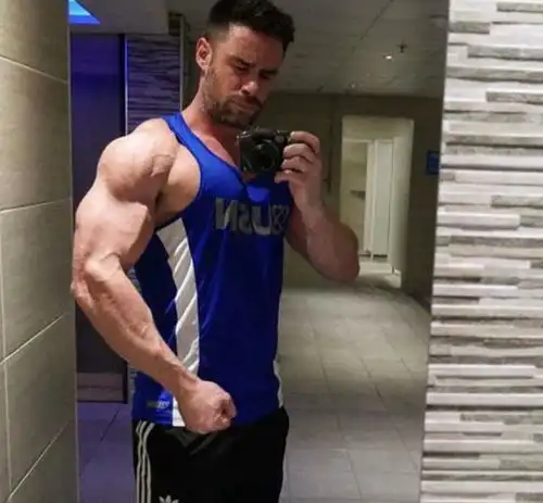 牙签男1年练成肌肉男参加健美比赛是真的吗