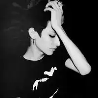 我想找一个黑白色的头像,是一个男生上半身用胳膊遮住了侧脸,然后背景是黑的,衣服也是黑的,记不清了