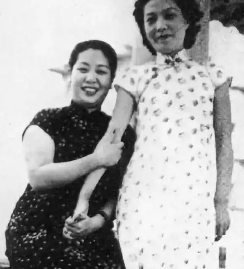 民国老照片,婉容和养母在景山游玩,林徽因和美国闺蜜吃野餐