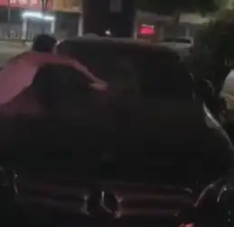 百万豪车全身是渣男,美女疑遭劈腿亲自喷漆,不理会闺蜜劝阻
