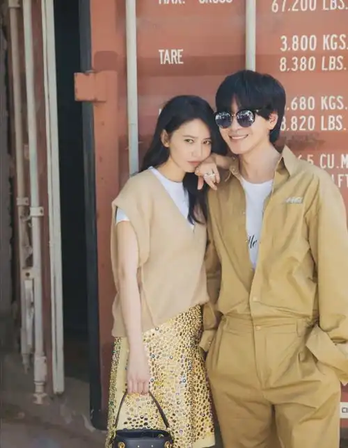 高圆圆太有气质身穿深绿色连衣裙文艺十足,生娃后女神范儿不减