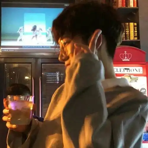 头像我劝你早点喜欢我,免得虚度光阴