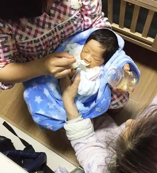 25岁孕妇怀孕期间每天都吃核桃,看到出生后的宝宝,她怀疑在做梦