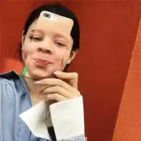 可爱假笑男孩头像欧美假笑男孩带字头像