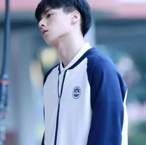 男星同穿校服肖战赢了王一博,赢了李现,却唯独输给了他