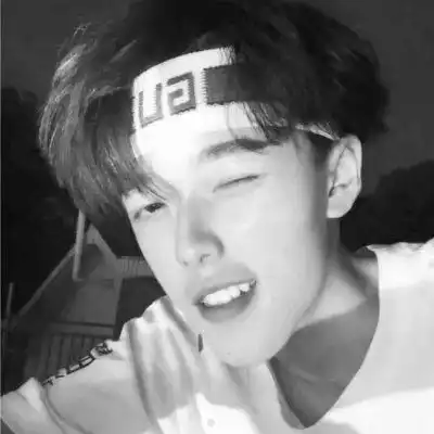 霸气伤感的男生黑白头像你从不在我身边