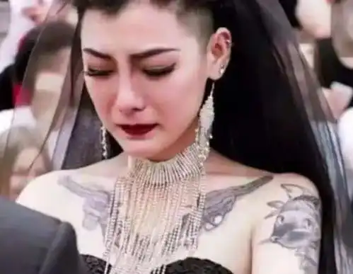 曾经满身纹身穿黑婚纱爆红的新娘,如今变成这副模样,真不敢相信