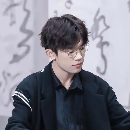 易烊千玺ll希望自己是一辆货车,能装下很多喜欢的东西,也能装下很多你们