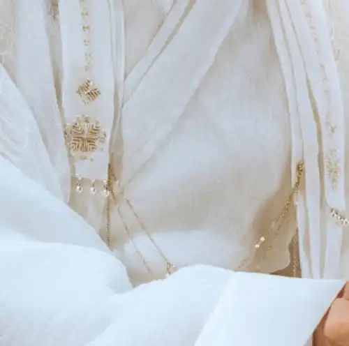 肖战玉骨遥剧照曝光戏服多达60套,黑衣造型路透引人期待