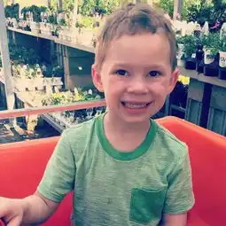 这个小男孩是谁