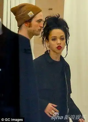 组图暮光男巴黎爱之旅护花新女友浪漫拥吻