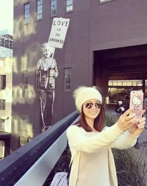 46岁林心如骑单车兜风3万包包随手塞车筐里,腰细腿长十分纤瘦