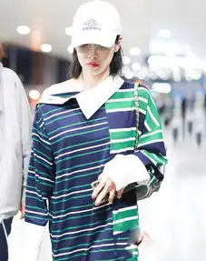 32岁宋茜机场耍帅,穿男友风条纹衫,小露香肩女人味十足