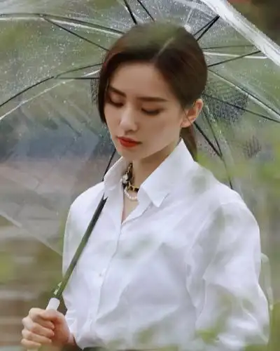 刘诗诗倪妮同台,黑白配再现人间,我却被她们的天鹅颈吸引了