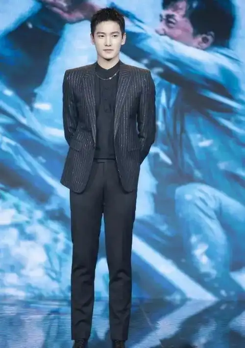 杨洋出席秋冬时装周,西装率性不羁,禁欲霸道总裁范十分撩人