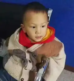 深夜,男子丢下旅行袋,里面爬出一个孩子...