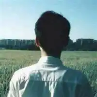 谁有一个qq头像,是一个穿白衬衫的男生背影我找了很久很久....
